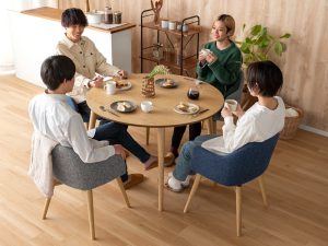 囲む人同士の顔が見やすくなる
