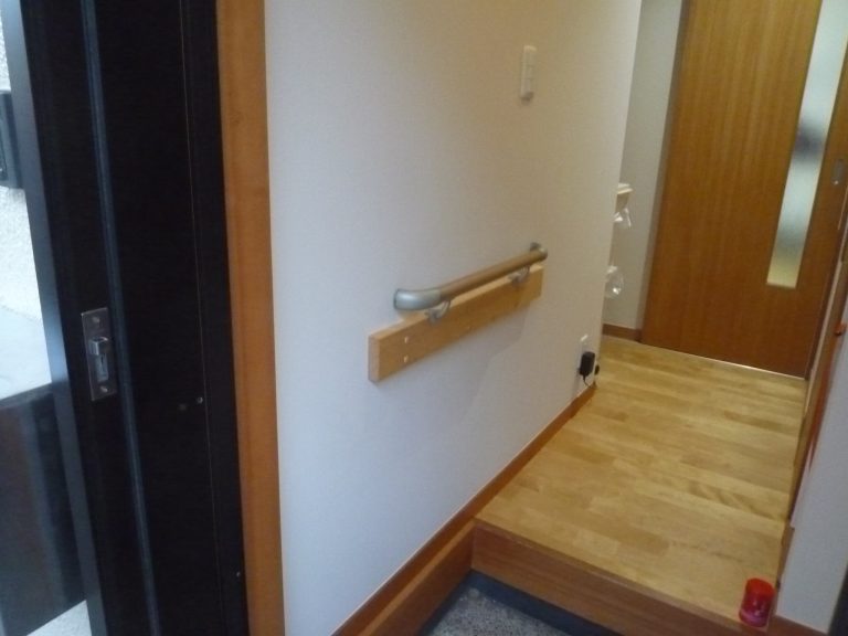 A邸玄関手摺取付工事